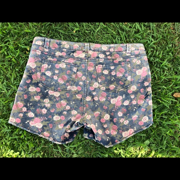 Breaker Jean Woman’s Shorts - Picture 3 of 3